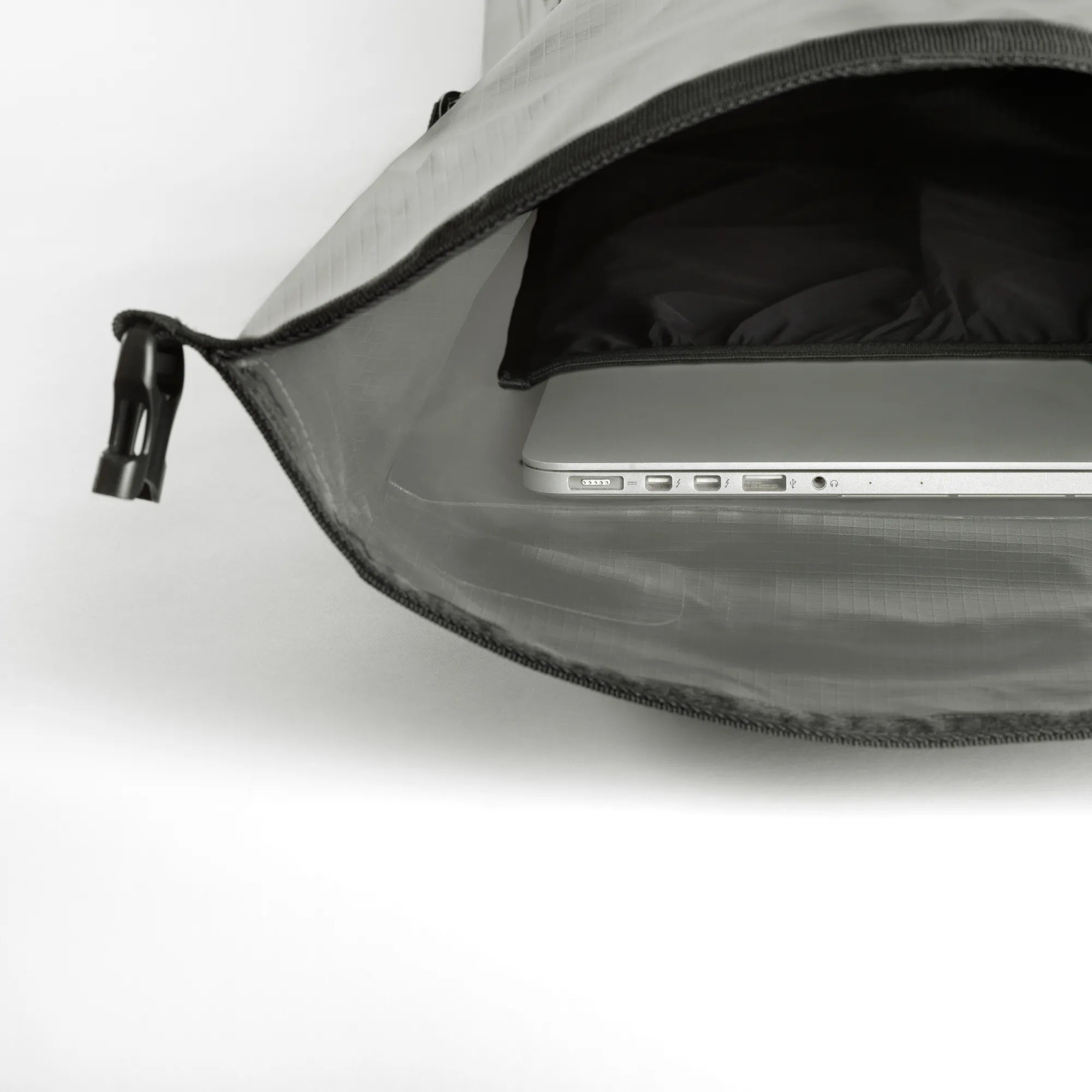 360 Orbit 25L_37749_detail-laptop