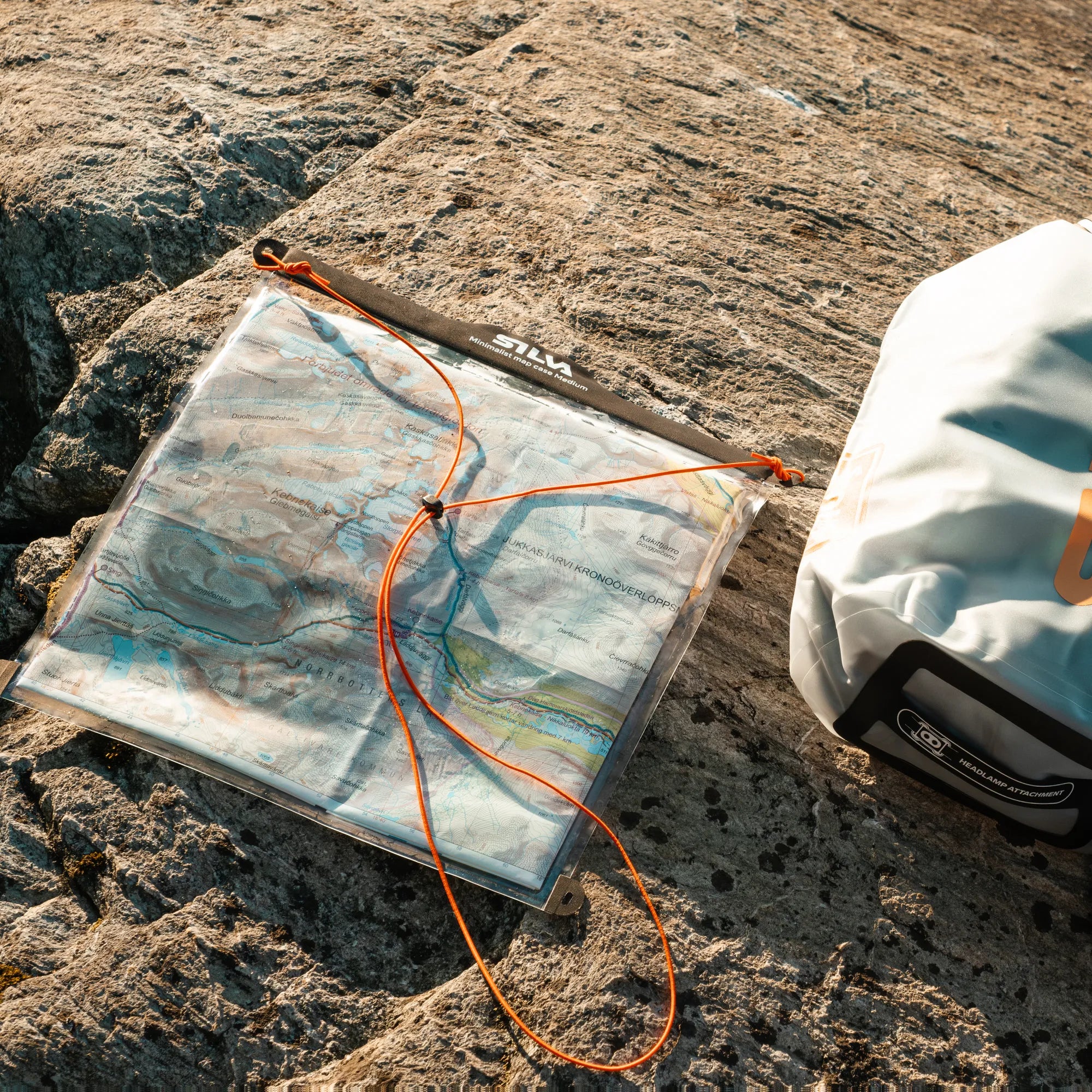 Minimalist map case Medium_38363_lifestyle2