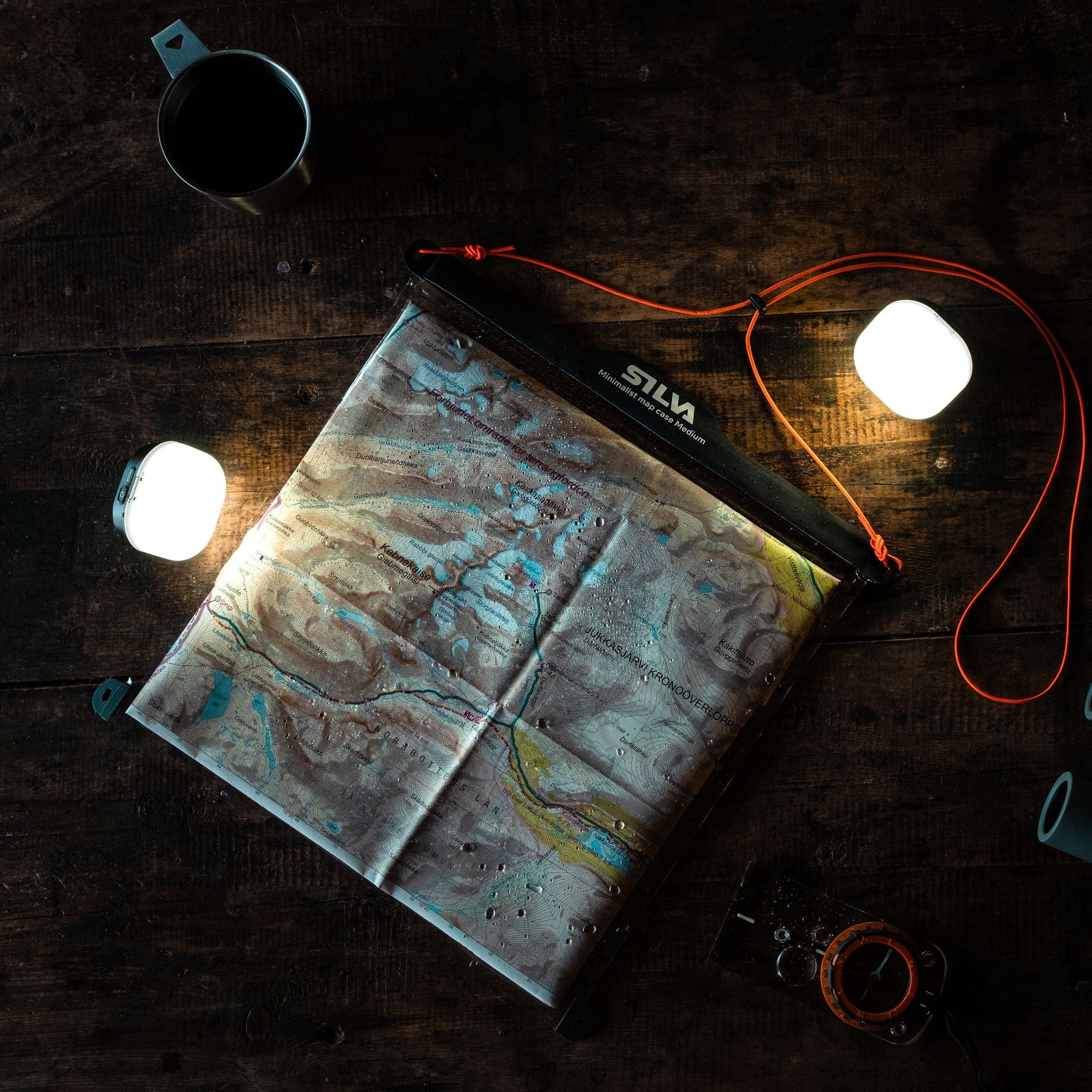 Minimalist map case Medium_38363_lifestyle3