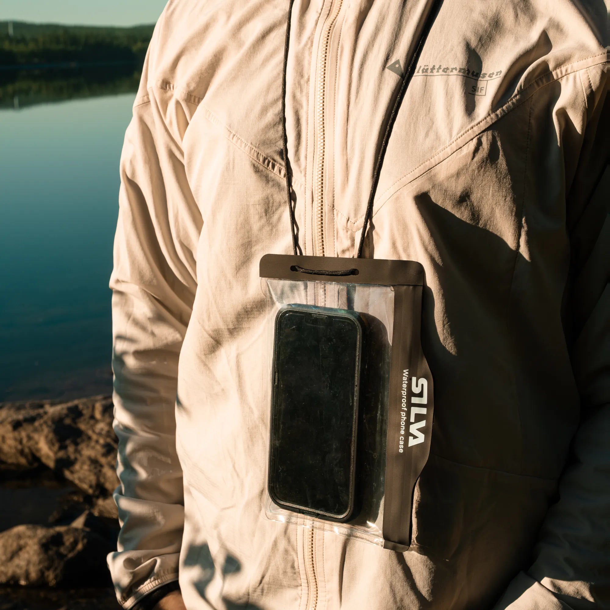 Waterproof phone case_38428_lifestyle2